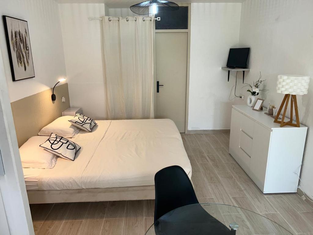 Superbe Studio Avec Piscine, Au Coeur De La Marina! Village Soleil ! Proche Aeroport & Ferry Le Gosier  Luaran gambar