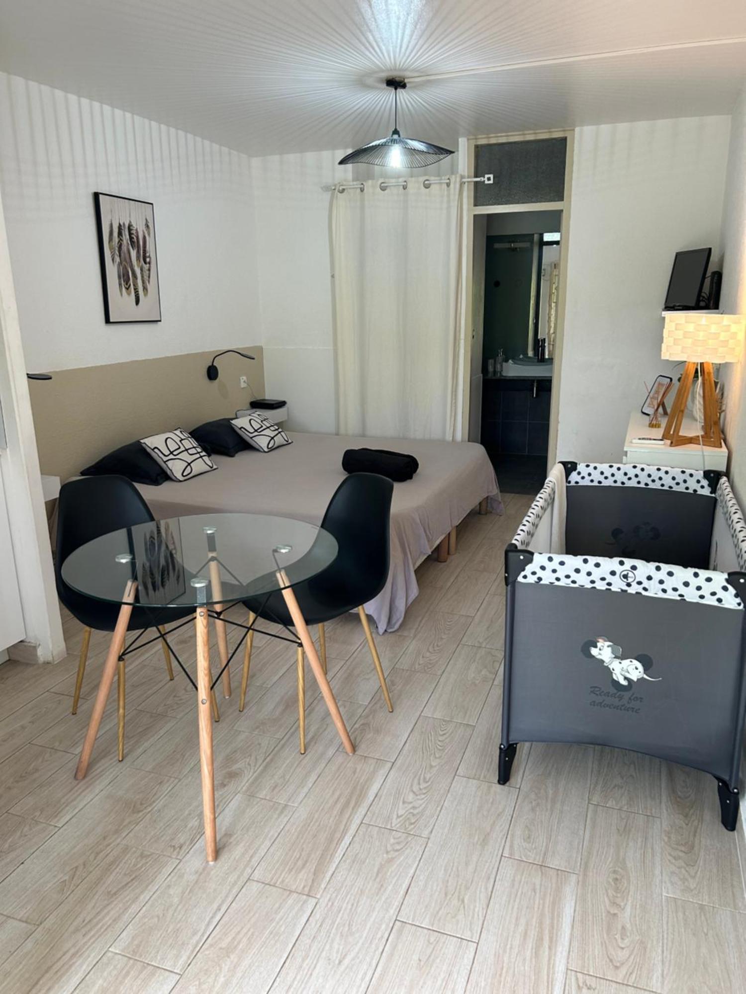 Superbe Studio Avec Piscine, Au Coeur De La Marina! Village Soleil ! Proche Aeroport & Ferry Le Gosier  Luaran gambar