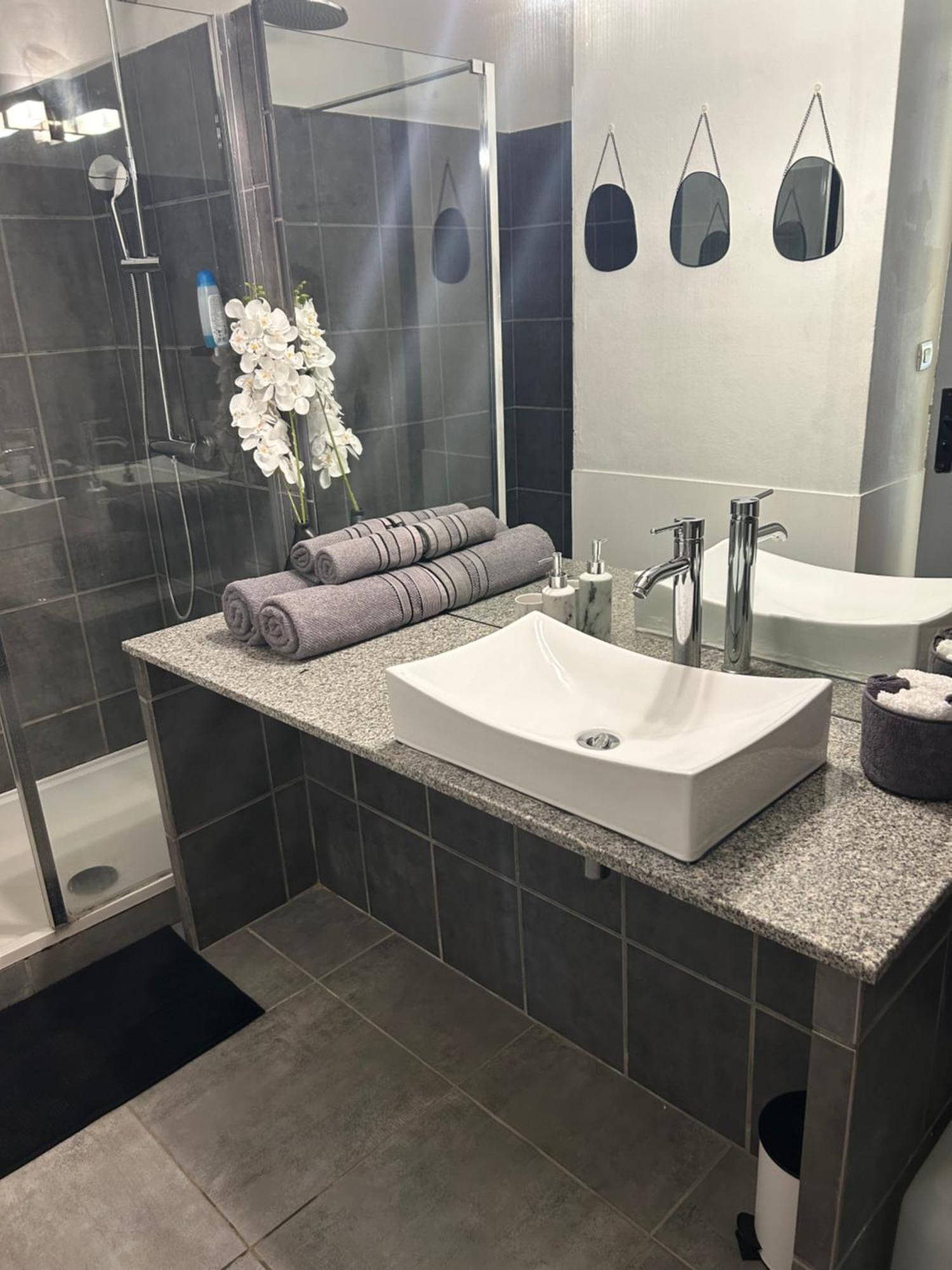 Superbe Studio Avec Piscine, Au Coeur De La Marina! Village Soleil ! Proche Aeroport & Ferry Le Gosier  Luaran gambar