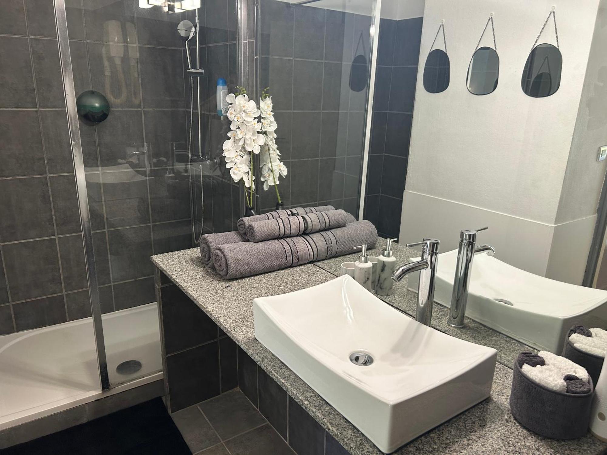 Superbe Studio Avec Piscine, Au Coeur De La Marina! Village Soleil ! Proche Aeroport & Ferry Le Gosier  Luaran gambar
